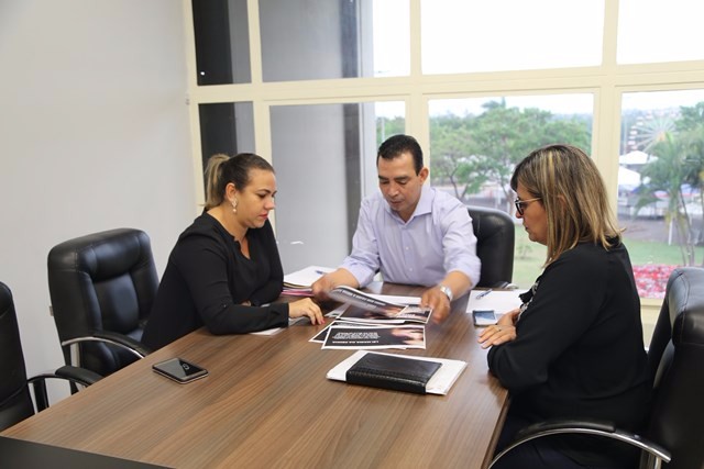 2017117_Carla Lucena e Patrícia Cristina Pereira com prefeito Bill - out17 (2)